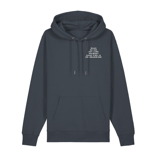Uniseks hooded sweater van Strandpaviljoen De Branding, duurzaam gemaakt van biologisch katoen en gerecycled polyester, met eilandlogo op de borst.