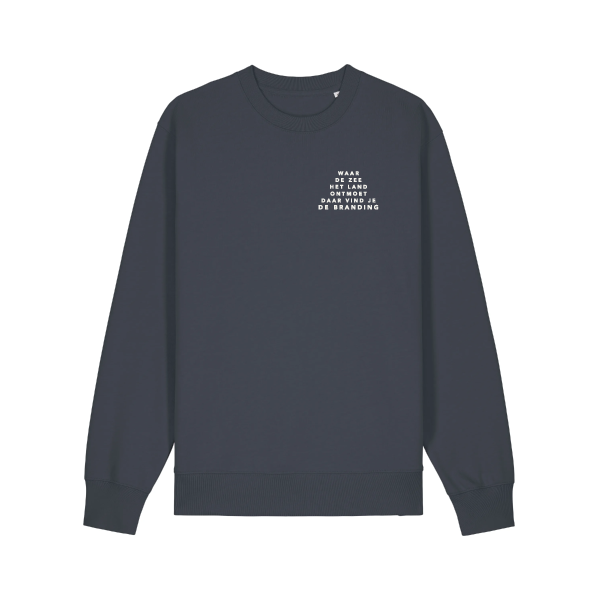 Uniseks sweater van Strandpaviljoen De Branding, duurzaam gemaakt van biologisch katoen en gerecycled polyester, met eilandlogo op de borst.