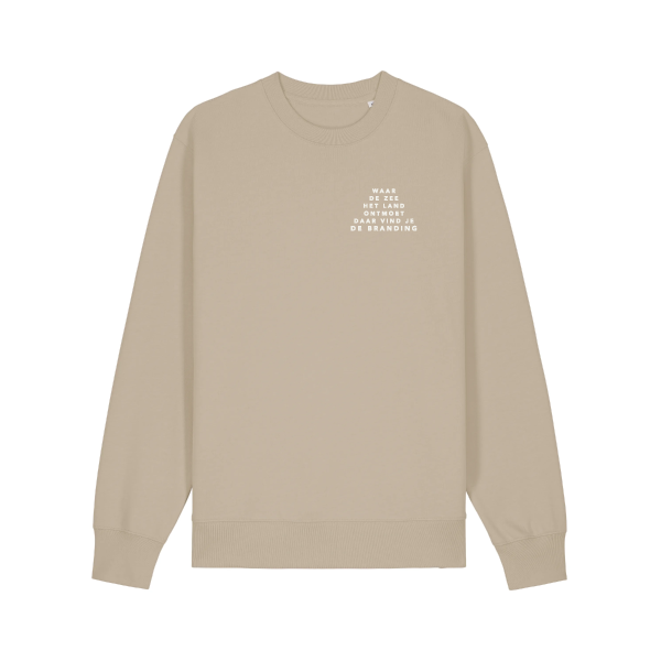 Uniseks sweater van Strandpaviljoen De Branding, duurzaam gemaakt van biologisch katoen en gerecycled polyester, met eilandlogo op de borst.